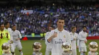 Cristiano Ronaldo berpose depan empat trofi Ballon d'Or miliknya  (AP Photo/Francisco Seco)
