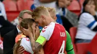 Momen ketika kapten timnas Denmark, Simon Kjaer menenangkan istri Christian Eriksen. (AP)
