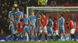 Gelandang Manchester United, Juan Mata (kiri) melakukan tendangan bebas ke gawang Burnley dalam pertandingan pekan ke-24 kompetisi Liga Inggris 2019-2020 di Old Trafford, Rabu (23/1/2020). Manchester United (MU) tidak berdaya di kandang sendiri usai takluk 0-2 dari Burnley. (Paul ELLIS/AFP)