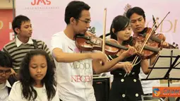 Citizen6, Jogjakarta: Peserta lomba JMS sedang melakukan aksi dengan memainkan alat musik biola. (Pengirim: Chasan)