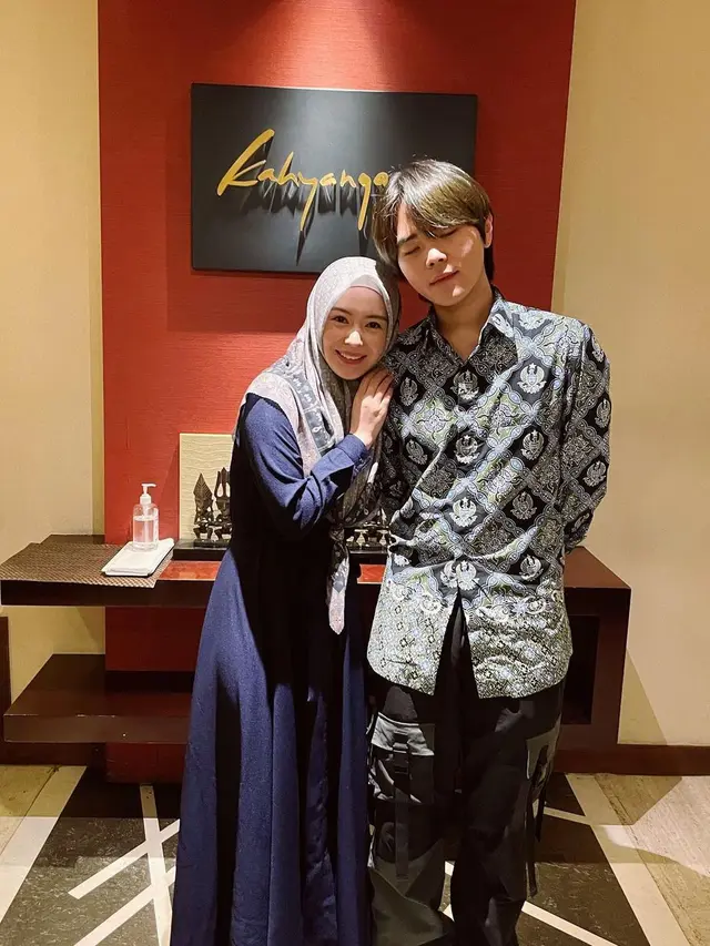 6 Potret Kedekatan Ayana Moon dan Sang Adik yang Ikut Jadi Mualaf, Adem Banget