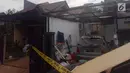 Garis polisi terpasang di rumah Grace Tini Halim yang rusak setelah selang saluran gas milik Perusahaan Gas Negara (PGN) meledak, Rabu (14/2). Polisi masih melakukan olah TKP untuk mengetahui penyebab pasti ledakan tersebut. (Liputan6.com/Achmad Sudarno)
