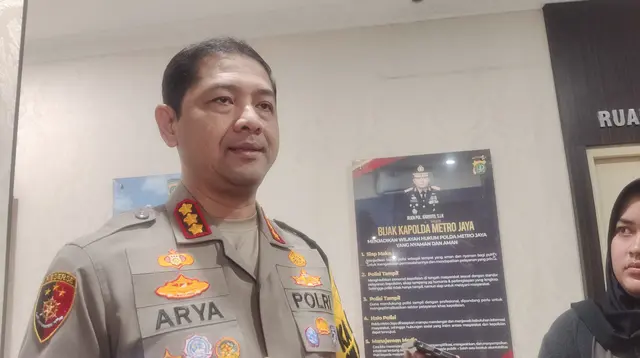 Kapolres Metro Depok, Kombes Arya Perdana saat memberikan penjelasan terkait perundungan sesama siswi SMP (Liputan6.com/Dicky Agung Prihanto)
