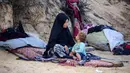 Kebutuhan tenda kini menjadi hal yang sangat penting akibat blokade bantuan yang dilakukan Israel. Situasi ini membuat warga Gaza kehilangan harapan untuk memperoleh tempat berlindung. (Eyad BABA/AFP)