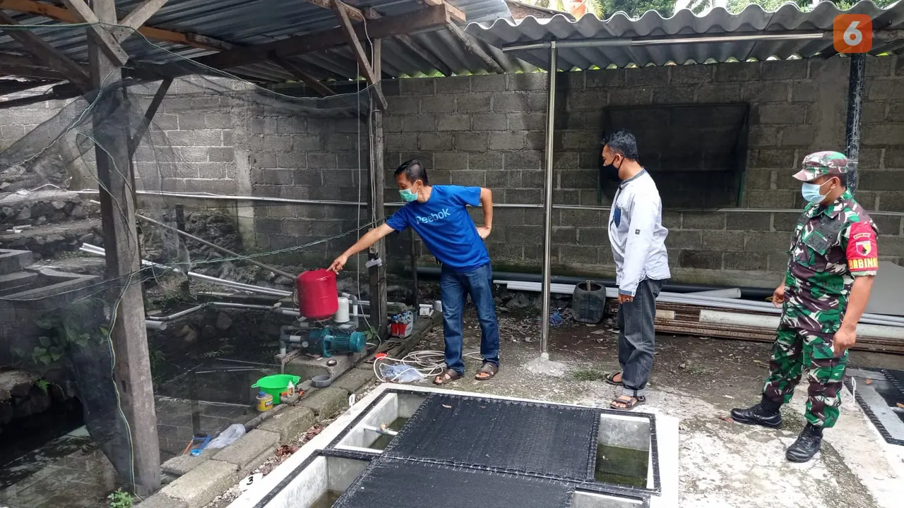 Petugas Polsek Genteng dan Koramil Genteng Banyuwangi, melakukan olah TKP  kasus tewasnya MR (20). (Hermawan Arifianto/Liputan6.com)