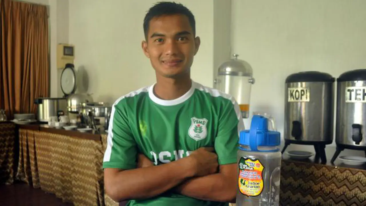 Gantengnya Kiper PS TNI Bikin Kamu Gigit-gigit Bibir, Aw!