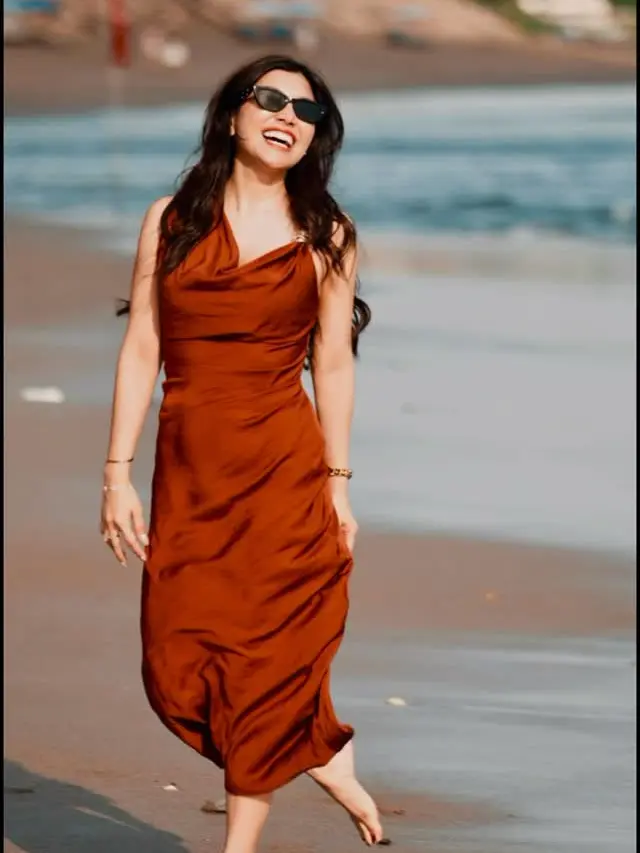 Gaya Nisya Ahmad Saat Liburan di Pantai, Anggun dan Natural Bersama Keluarga