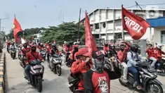 Massa dari berbagai serikat buruh menggelar aksi menolak UU Omnibus Law Cipta Kerja di kawasan JIEP, Jakarta, Selasa (6/10/2020). Ratusan buruh berpawai sambil berorasi mengajak pekerja turun ke jalan menolak UU Omnibus Lawa Cipta Kerja yang dinilai merugikan buruh. (merdeka.com/Iqbal S. Nugroho)