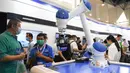 Orang-orang mengamati sebuah robot di Pameran Teknologi Tinggi Internasional Beijing China ke-23 di Beijing, ibu kota China, 17 September 2020. Pameran teknologi tinggi tersebut resmi dibuka di Beijing pada Kamis (17/9), dengan menampilkan deretan pencapaian teknologi terbaru. (Xinhua/Ju Huanzong)