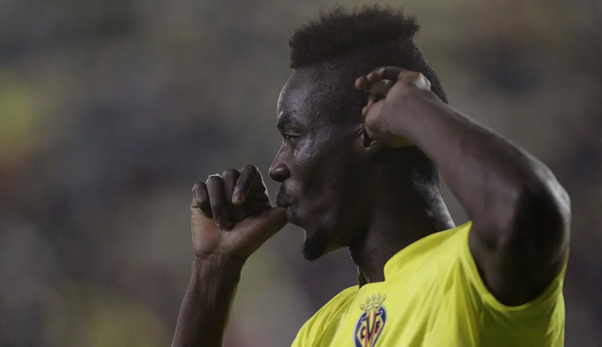 Pemain Villareal, Eric Bailly merayakan gol yang dicetaknya ke gawang Dinamo Minsk pada laga Liga Europa di Stadion Madrigal, Spanyol, Kamis (22/10/2015). (Reuters/Heino Kalis)