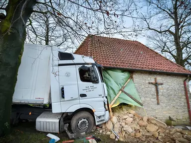 Truk kontainer yang menabrak kapel Antoniuskapelle Antonius, tempat ibadah bagi umat Kristen di Hortsmar, Jerman barat (3/1). Menurut kepolisian setempat, kecelakaan truk tersebut diakibatkan oleh badai "Burglind". (AFP PHOTO/dpa/Jens Keblat/Germany OUT)