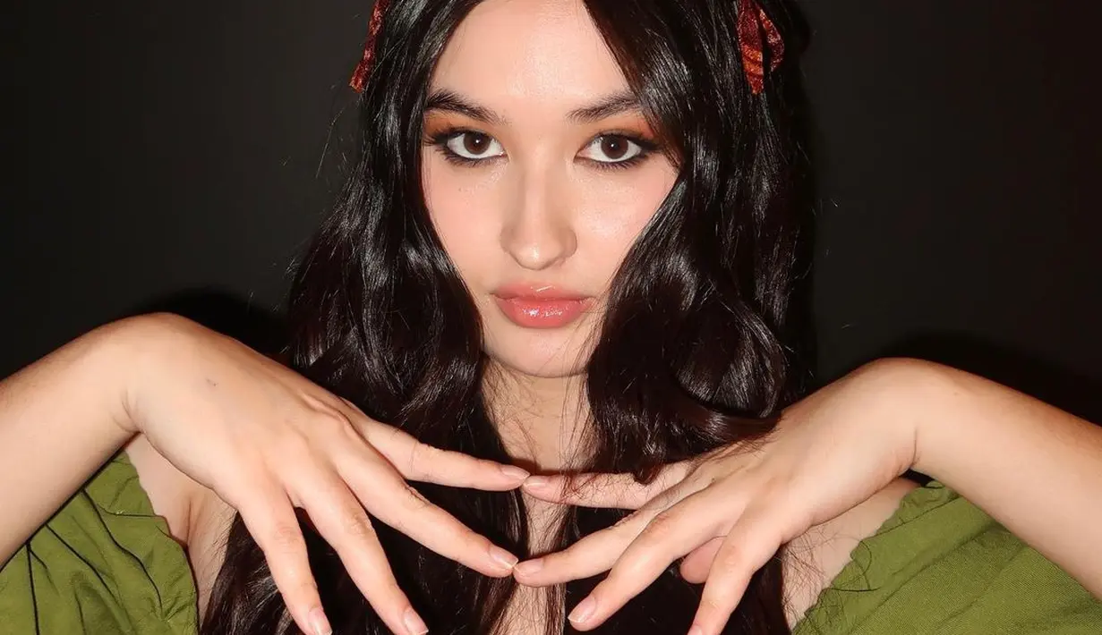 Aplikasi double liner pada mata bikin tatapan Stephanie Poetri terlihat lebih tajam [@stephaniepoetri]