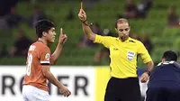 Wasit Mohammed Alkhudhayr, memberikan kartu merah kepada pemain Chiangrai United, Thirayu Banhan, saat melawan Melbourne Victory pada laga Liga Champions Asia di Melbourne, Selasa (11/2). Melbourne menang 1-0 atas Chiangrai. (AFP/William West)