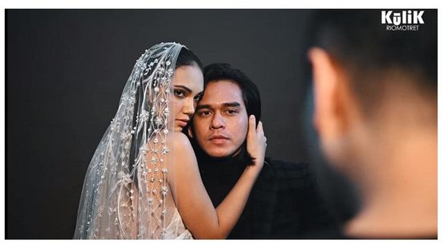 Bikin Baper, Ini 8 Gaya Pemotretan Haico dan Rangga Azof dengan Baju Pengantin