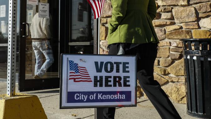 Para pemilih tiba di tempat pemungutan suara di Kenosha, Wisconsin, Amerika Serikat (AS), 3 November 2020. Pemungutan suara pada Hari Pemilihan berlangsung di seluruh AS di tengah pandemi COVID-19 yang berkecamuk dan perpecahan politik yang semakin dalam. (Xinhua/Joel Lerner)
