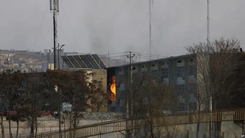 Api menyala dari gedung pemerintahan di Kabul, Afghanistan yang diserang kelompok militan, 24 Desember 2018. Akibat serangan itu, 43 orang tewas (AP PHOTO)