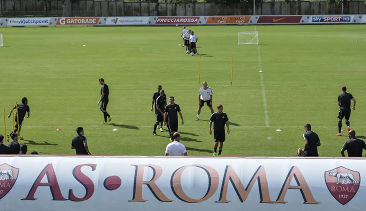 Pemain AS Roma melakukan sesi latihan di Trigoria, Roma, Italia (15/9/2015). AS Roma akan menantang Barcelona di leg pertama penyisihan Grup E Liga Champions. (AFP PHOTO/ANDREAS Solaro)