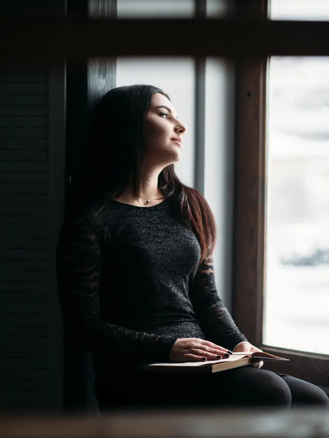 perempuan cantik tenang