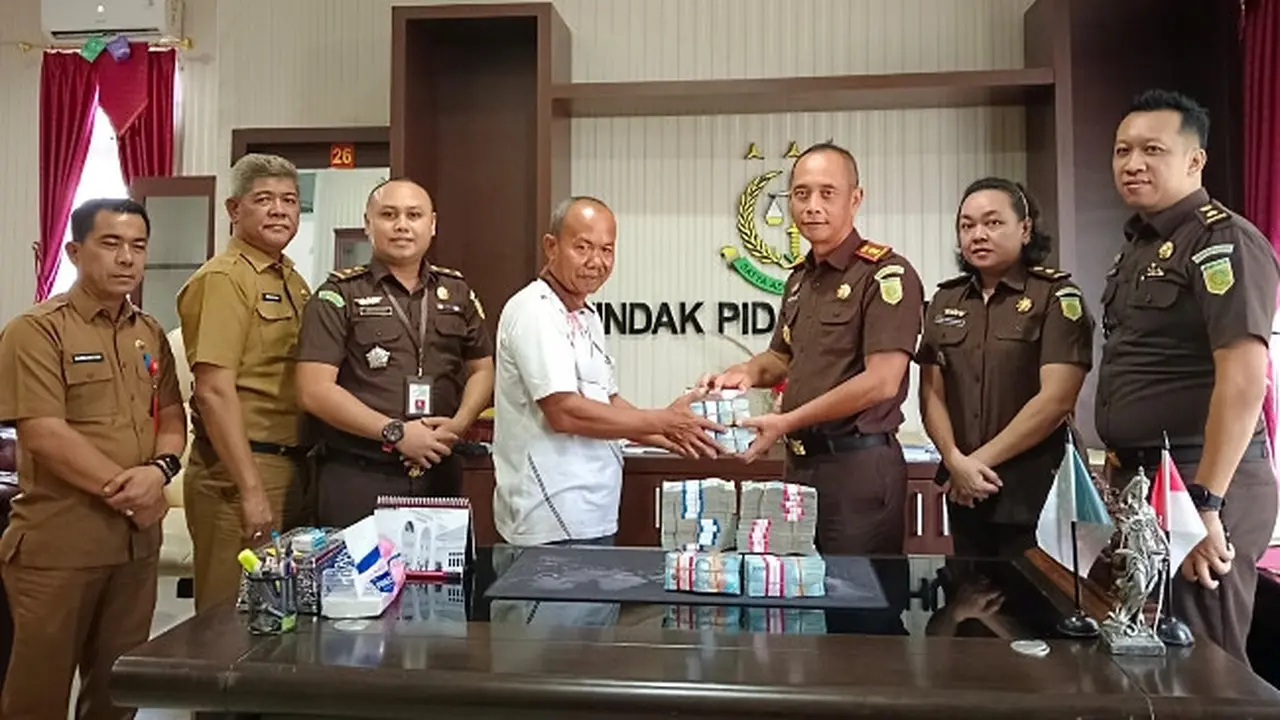 Kepala Kejari Kuansing menerima pengembalian kerugian negara dari koperasi sehingga kasusnya dihentikan.