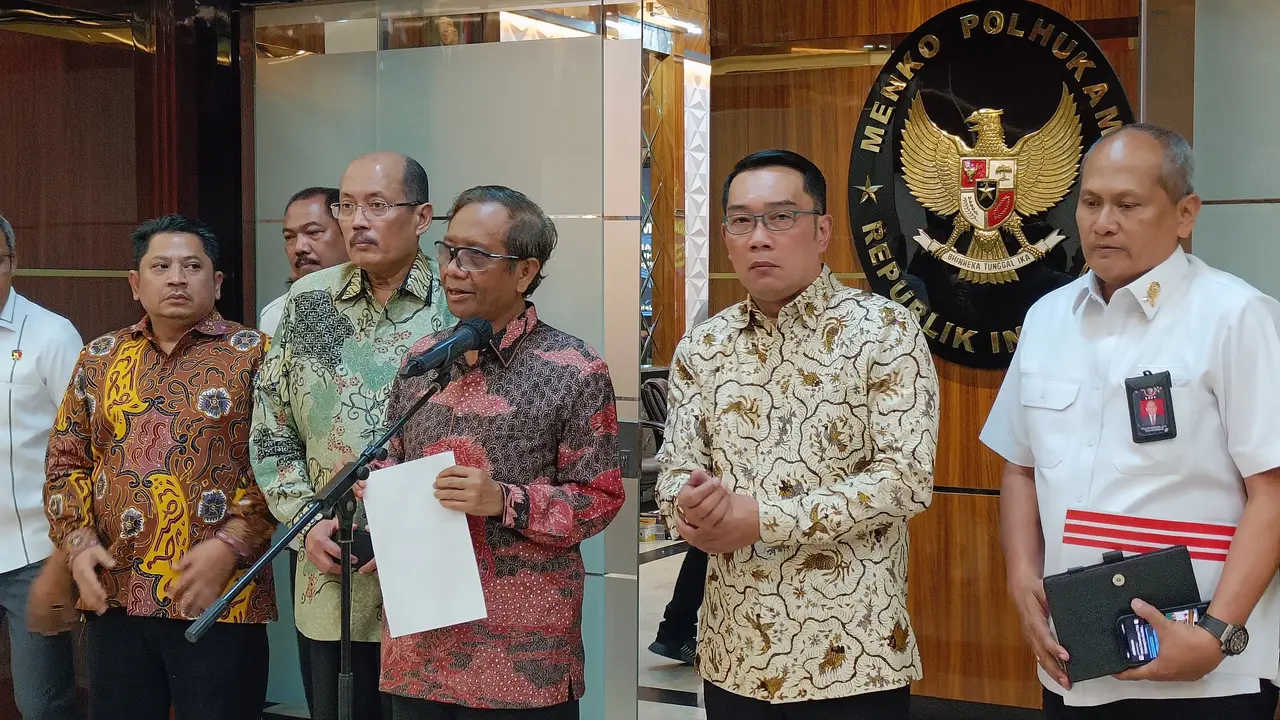 Menkopolhukam Mahfud Md dan Gubernur Jawa Barat (Jabar) Ridwan Kamil usai melakukan pertemuan di Kantor Kemenko Polhukam, Sabtu (24/6/2023).