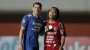 Gelandang Bali United, Hariono (kanan) terus mengawal mantan rekannya di Persib Bandung, gelandang Esteban Vizcarra dalam laga Grup D Piala Menpora 2021 di Stadion Maguwoharjo, Sleman. Rabu (24/3/2021). Bali United bermain Imbang 1-1 dengan Persib. (Bola.com/Arief Bagus)