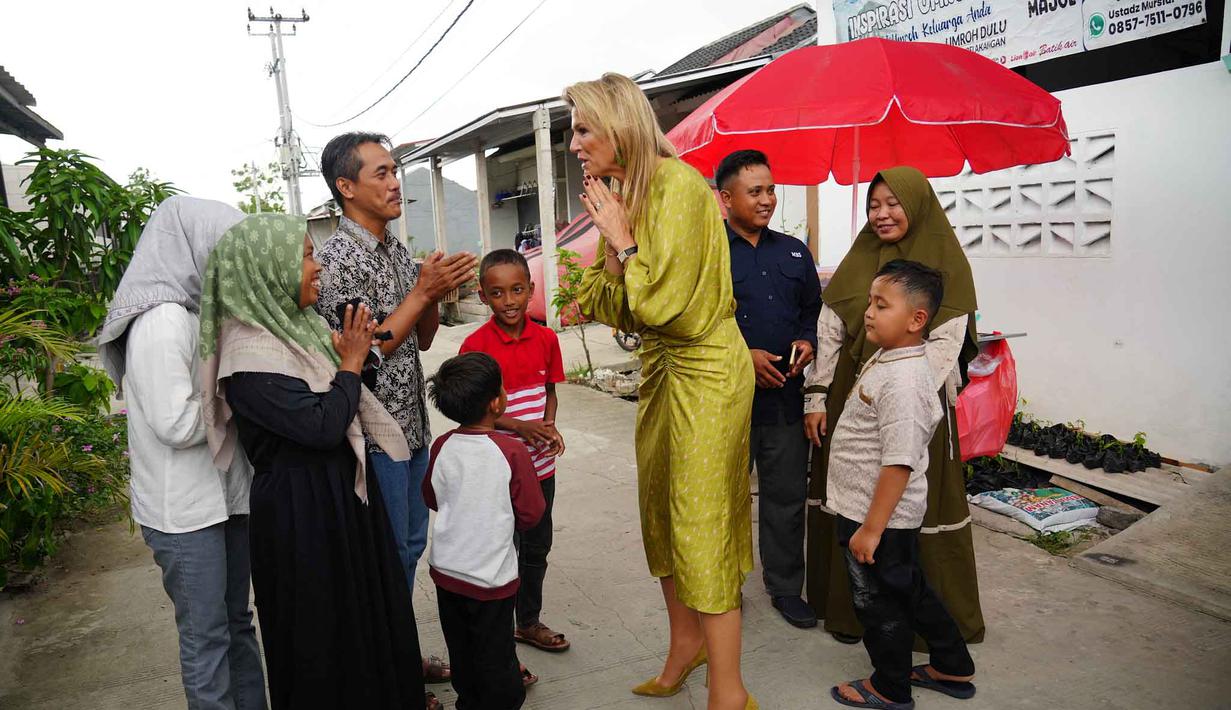 Ratu Maxima juga berdialog dengan para pekerja dan pelaku usaha, terutama perempuan, terkait kesehatan finansial dan kesetaraan gender. Tampak dalam foto, Ratu Maxima dari Belanda (tengah), selaku Advokat Khusus Sekretaris Jenderal Perserikatan Bangsa Bangsa (PBB) untuk Kesehatan Keuangan (UNSGSA), mengunjungi kompleks perumahan bersubsidi untuk keluarga berpenghasilan rendah di Bekasi, Jawa Barat, pada Rabu 26 November 2025. (Tatan Syuflana/POOL/AFP)