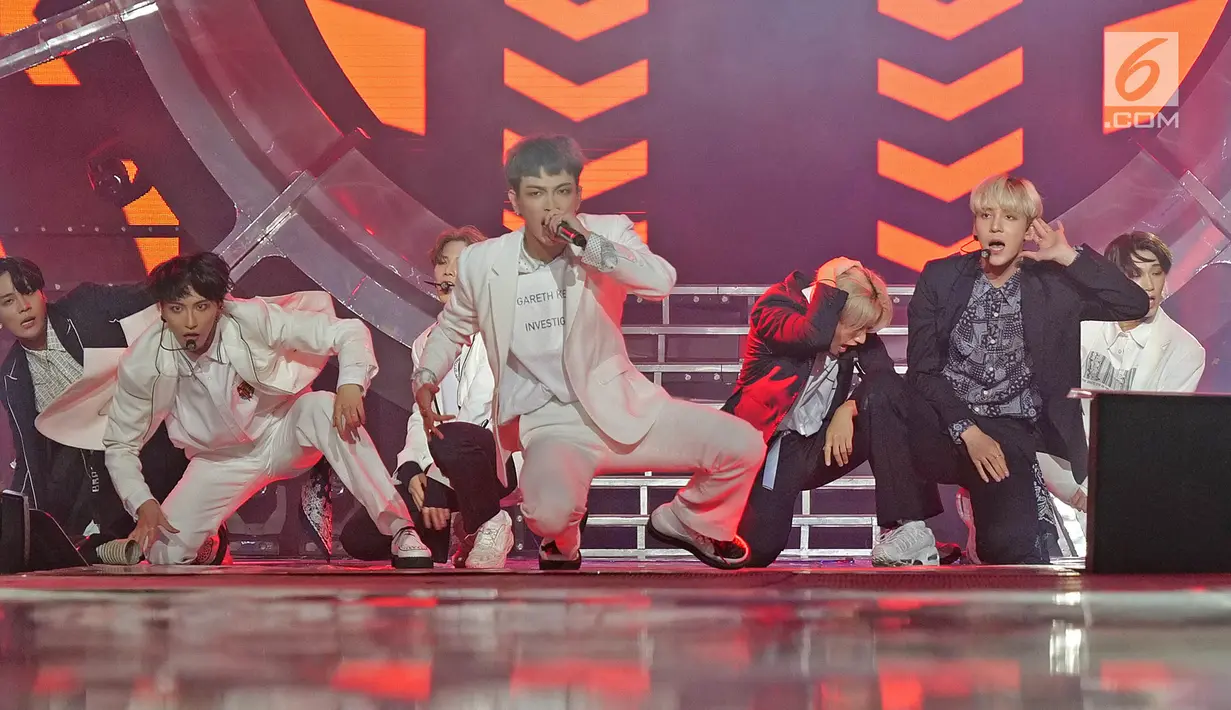 Boy Band asal Korea Ateez menghibur penonton pada Konser "Smartfren Wow" di Istora Senayan, Jakarta, Jumat (20/9/2019). Penampilan perdana Ateez di Indonesia sukses menghipnotis penonton dengan membawakan lagu-lagu andalan mereka. (Liputan6.com/Herman Zakharia)