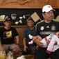 Bupati Purwakarta Dedi Mulyadi menggendong bayi penderita mikrosefalus, Jumat (21/10/2016). (Abramena/Liputan6.com)