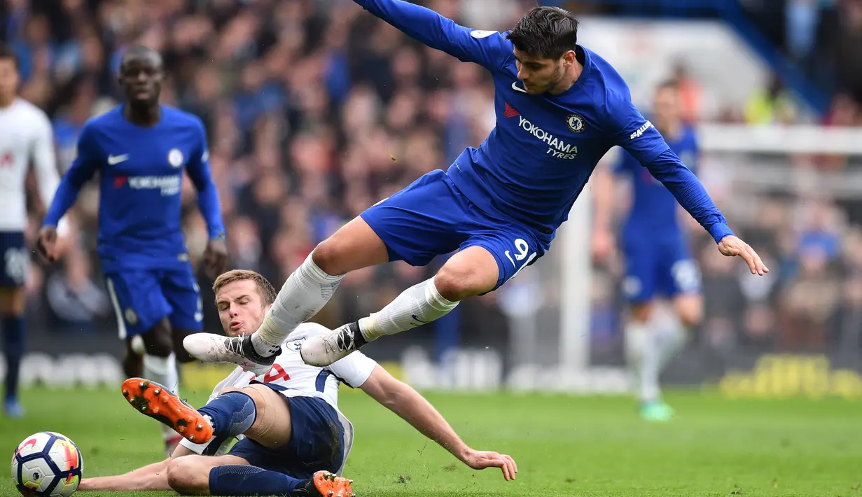 Striker Chelsea, Alvaro Morata, berusaha melewati bek Tottenham, Eric Dier, pada laga Premier League di Stadion Stamford Bridge, London, Minggu (1/4/2018). Chelsea kalah 1-3 dari Tottenham. (AFP/Glyn Kirk)