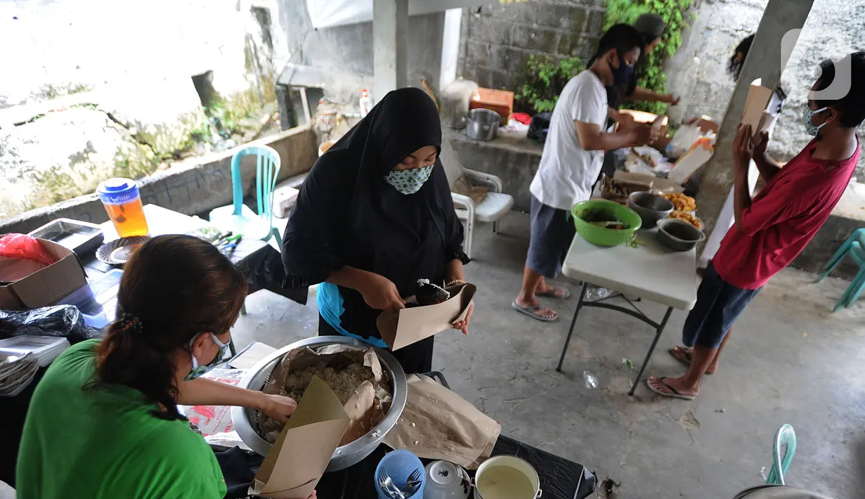 Warga menyiapkan nasi bungkus gratis di Kompleks Sinar Pamulang Permai, Pamulang Barat, Tangsel, Senin (13/4/2020). Setiap siang dan malam hari disedikan sekitar 100 bungkus nasi secara gratis oleh  sekelompok warga dan pemuda Kompleks Sinar Pamulang Permai. (merdeka.com/Arie Basuki)