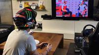 Pembalap Pramac Racing, Pecco Bagnaia berlatih game MotoGP menuju MotoGP Virtual Race. (Twitter/Pecco Bagnaia)