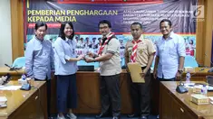 Ketua Kwarnas Gerakan Pramuka Adhyaksa Dault menyerahkan plakat kepada Redaktur Eksekutif Liputan6.com Irna Gustiawati di Gedung Kwarnas Gerakan Pramuka, Gambir, Jakarta Pusat, Senin (24/9). (Liputan6.com/Immanuel Antonius)