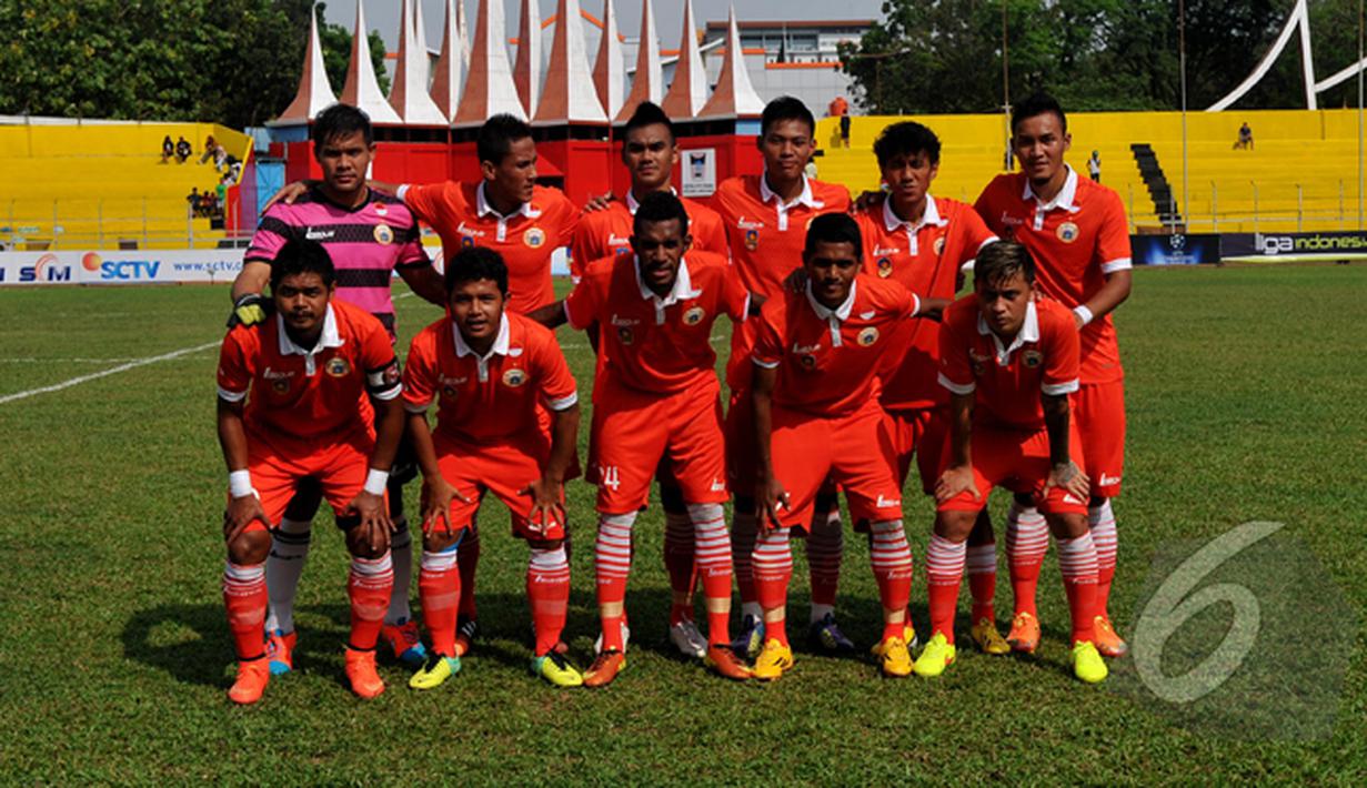 Kesebelasan Persija Jakarta berfoto bersama sebelum laga melawan Persebaya Surabaya di SCM Cup 2015, Stadion H Agus Salim, Padang, Senin (19/1/2015). (Liputan6.com/Johan Tallo)
