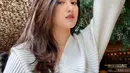 Penampilan Ochi dengan busana berwarna putih ini terlihat cukup simpel. Dirinya juga memilih memakai makeup natural serta rambut yang ditata simpel. (Liputan6.com/IG/@ochi24)
