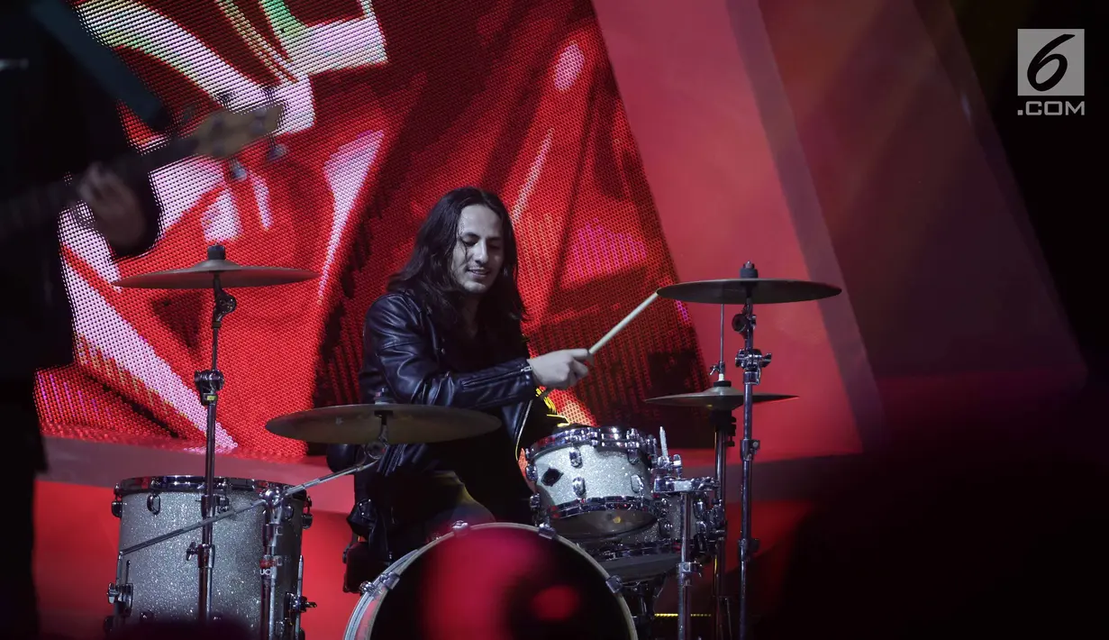 Aksi drummer Band Anak Langit, Dylan Carr saat tampil dalam acara SCTV Music Awards 2018 di Studio Emtek, Jakarta, Selasa (27/4). (Liputan6.com/Faizal Fanani)
