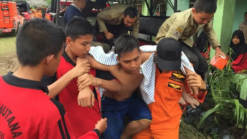Seorang siswa SMK Kehutanan Pekanbaru dievakuasi dari Taman Nasional Bukit Tiga Puluh.