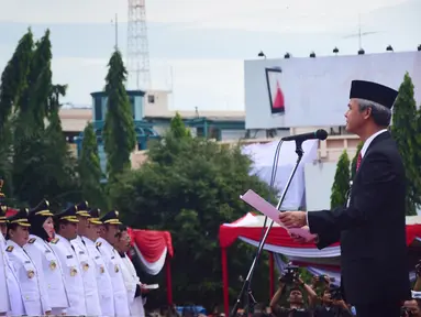 Gubernur Provinsi Jawa Tengah, Ganjar Pranowo (kanan) membacakan sumpah jabatan saat Pelantikan Bupati beserta wakil dan Walikota beserta wakil di Semarang , Rabu (17/2). Ada sebanyak 17 pasangan kepala daerah dilantik oleh Gubernur Jateng. (Gholib)