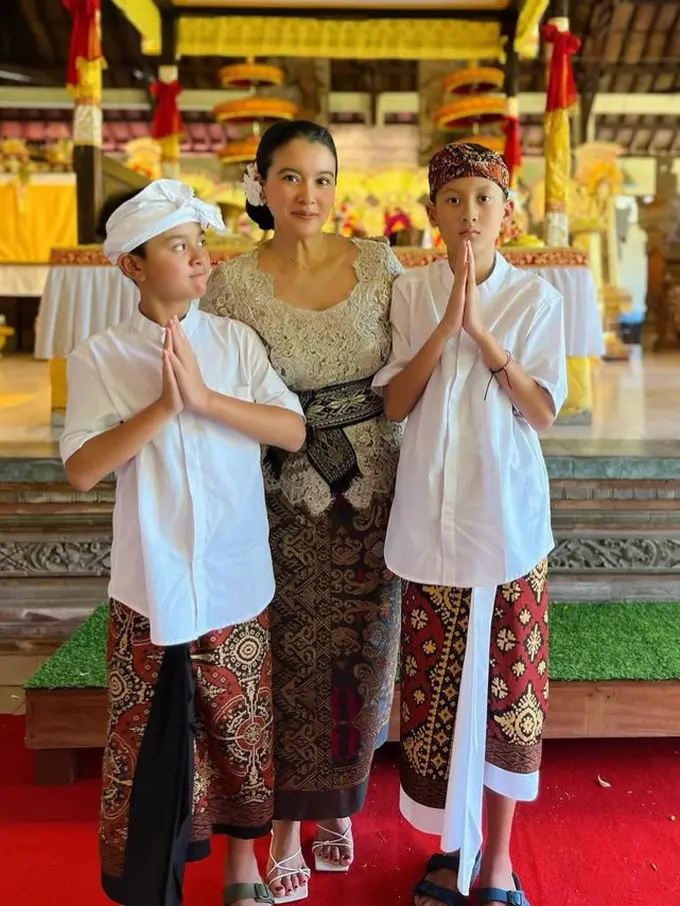 Marcella Zalianty Kenakan Kebaya Putih khas Bali saat Liburan