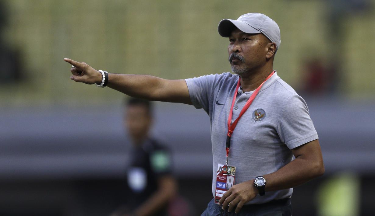 Pelatih Timnas Indonesia U-19, Fakhri Husaini, memberikan instruksi saat melawan Iran U-19 pada laga uji coba di Stadion Patriot Chandrabhaga, Bekasi, Sabtu (7/9). Indonesia kalah 2-4 atas Iran. (Bola.com/Yoppy Renato)