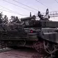 Tank-tank Rusia berangkat ke Rusia setelah latihan gabungan dengan Belarusia di lapangan tembak dekat Brest (15/2/2022). Langkah itu dilakukan di tengah upaya diplomatik yang intens untuk mencegah invasi Rusia yang ditakuti terhadap tetangganya yang pro-Barat. (Handout/Russian Defence Ministry/AFP)