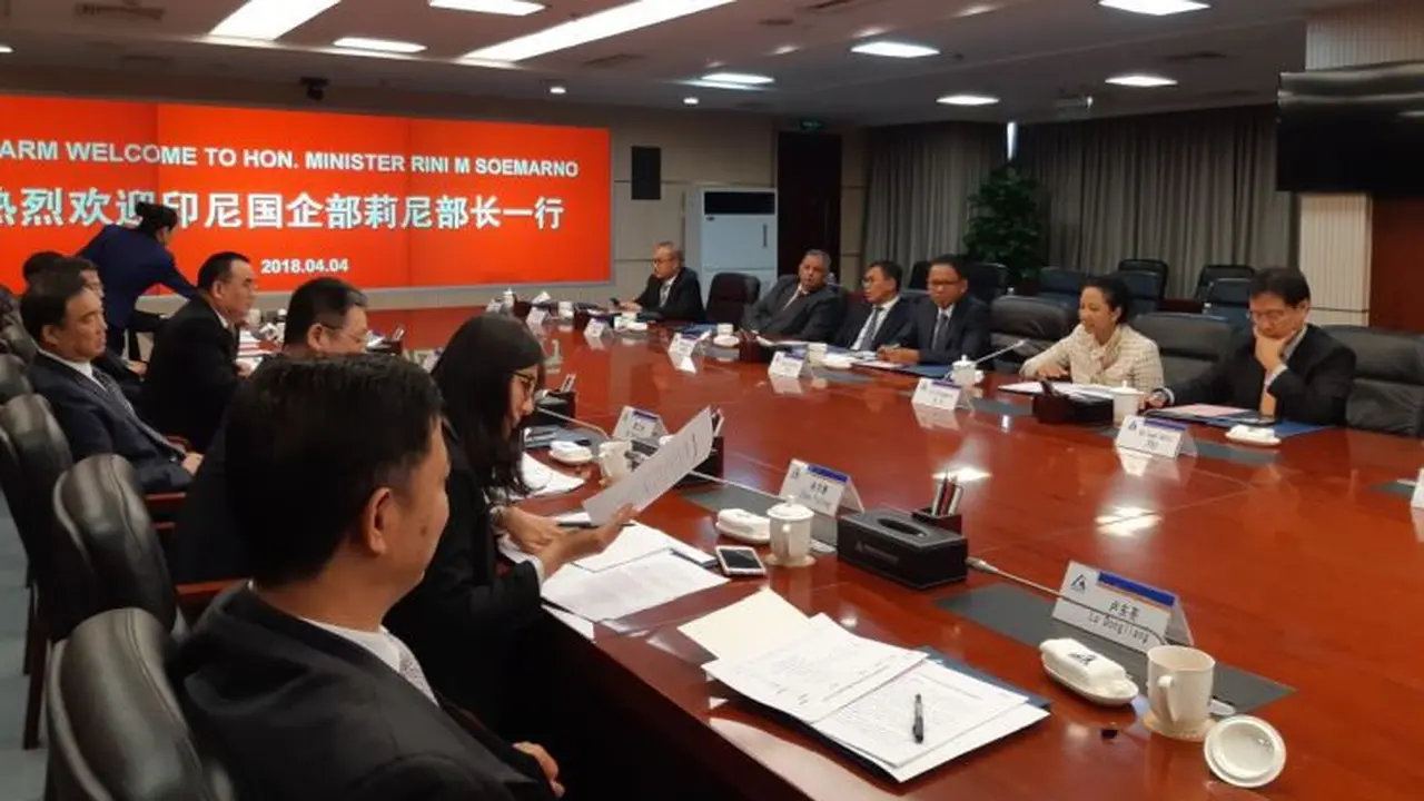 Menteri BUMN Rini Soemarno bertemu dengan Chairman Aluminum Corporation of China Ltd (Chinalco), Ge Honglin di Beijing, China, Selasa, 3 April 2018.