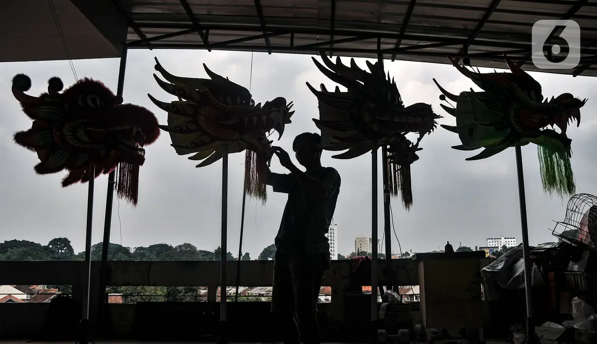 Pekerja saat menyelesaikan pembuatan Liong dan Barongsai di kawasan Babakan Pasar, Bogor, Senin (17/1/2022). Jelang perayaan Tahun Baru Imlek dan Cap Go Meh, produksi barongsai dan liong mulai kebanjiran pesanan, salah satunya industri rumahan milik Lili Hambali. (merdeka.com/Iqbal S Nugroho)