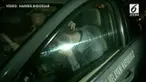 Ketahuan mesum di dalam mobil, seorang WNA ugal-ugalan menyetir mobil sampai menabrak pengendara motor.