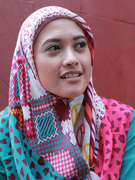 Memulai dari nol sebagai muslimah sejati, Adhitya Putri masih harus belajar Iqra. Pak Ustaz pun mengatakan jika ingin jadi Bu Haji harus memulai dari Paud (awal) dahulu. (Galih W. Satria/Bintang.com)