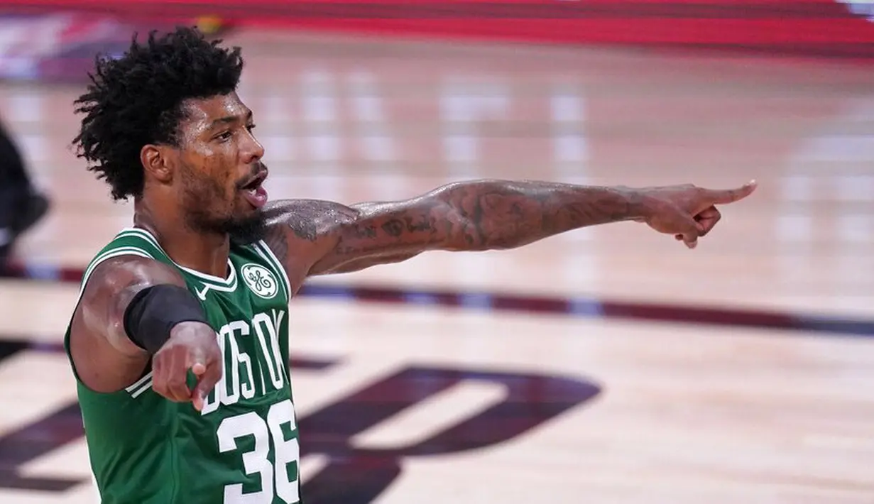 Pebasket Boston Celtics, Marcus Smart, melakukan selebrasi saat melawan Miami Heat pada pada gim ketiga final Wilayah Timur di Lake Buena Vista, Sabtu (19/9.2020). Boston Celtics menang dengan skor 117-106. (AP/Mark J. Terrill)