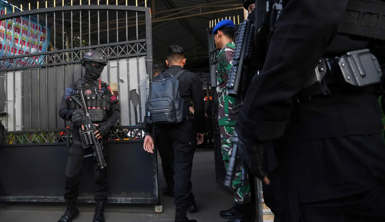 Ledakan pertama meletup dari dalam musala lantai tiga. Tampak dalam foto, petugas kepolisian berjaga di gerbang SMAN 72 Jakarta pada Jumat 7 November 2025. (AP Photo/Dita Alangkara)