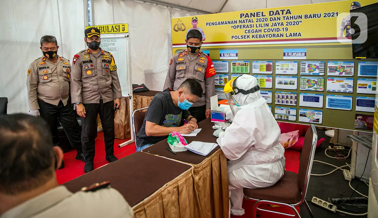 Petugas medis melakukan rapid test gratis kepada warga di Pos Pengamanan Natal 2020 dan Tahun Baru 2021 Polsek Kebayoran Lama, Jakarta, Selasa (29/12/2020). Rapid test itu dilakukan untuk membantu mengurai antrean warga saat tes di tempat lainnya. (Liputan6.com/Faizal Fanani)