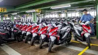 Pekerja merapikan sepeda motor di dealer Honda. (MPMX)