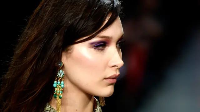 Penampilan Bella Hadid di Atas Runway New York Fashion Week