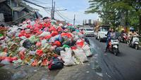 Tumpukan Sampah Masih Menggunung di Tangerang Selatan: Bau Busuk Masih Menyengat